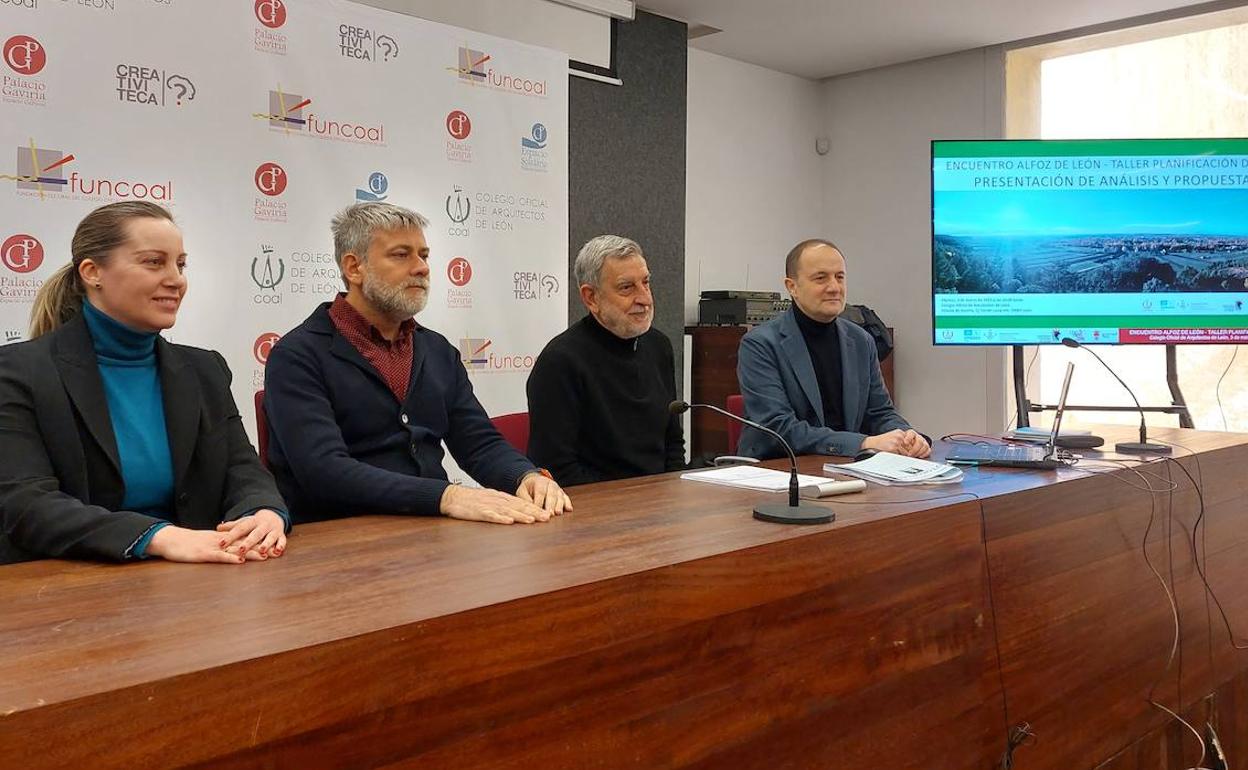 El presidente de la Cátedra de la Unesco acompañado por representantes de COAL, asociaciones de vecinos y el coordinador del taller.