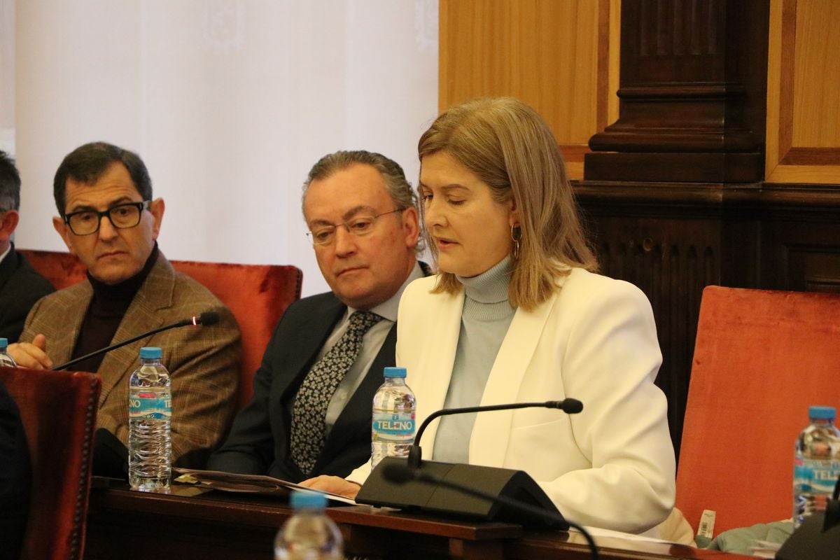 Pleno extraordinario sobre el viaje del alcalde de León a Catar. «No ha habido inversión ni promoción de León; sólo ha habido un obsequio en forma de placer y lujo a usted y su mujer», asegura la oposición. Diez defiende los logros del desplazamiento: «No me parará la reprobación, solo el pueblo de León».