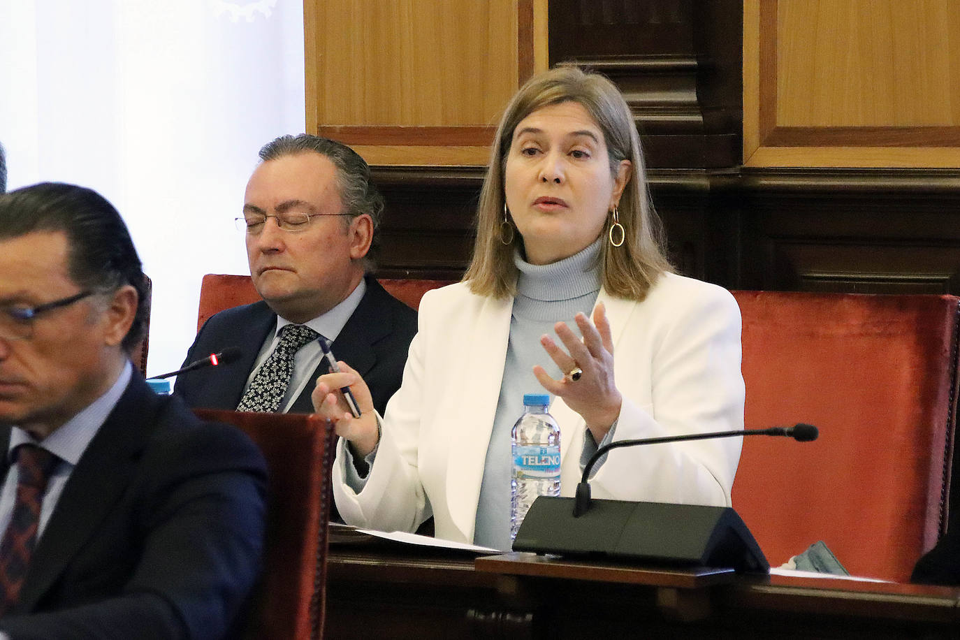 Pleno extraordinario sobre el viaje del alcalde de León a Catar. «No ha habido inversión ni promoción de León; sólo ha habido un obsequio en forma de placer y lujo a usted y su mujer», asegura la oposición. Diez defiende los logros del desplazamiento: «No me parará la reprobación, solo el pueblo de León».