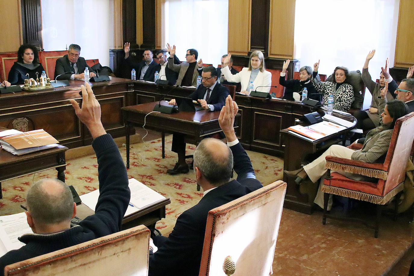 Pleno extraordinario sobre el viaje del alcalde de León a Catar. «No ha habido inversión ni promoción de León; sólo ha habido un obsequio en forma de placer y lujo a usted y su mujer», asegura la oposición. Diez defiende los logros del desplazamiento: «No me parará la reprobación, solo el pueblo de León».