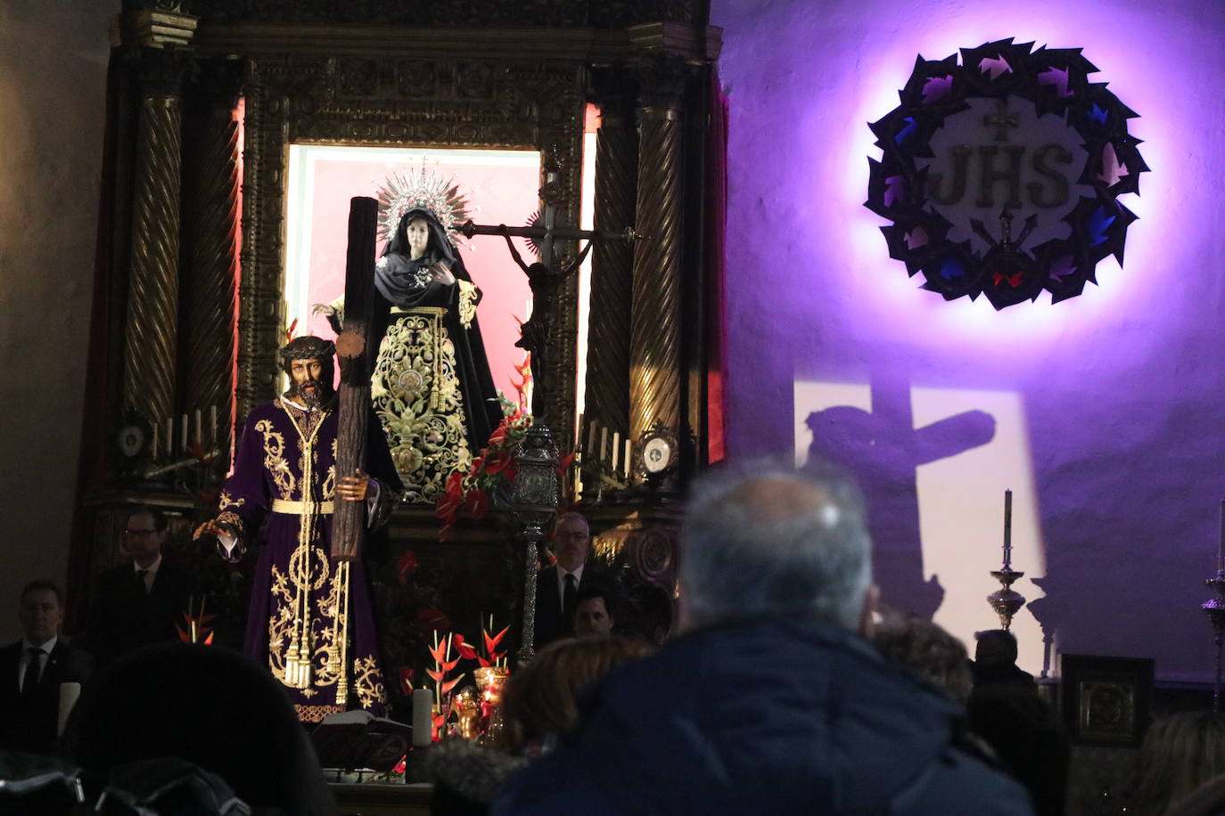 Acto de besapié a la figura de Nuestro Padre Jesús Nazareno en la capilla de Santa Nonia de León.