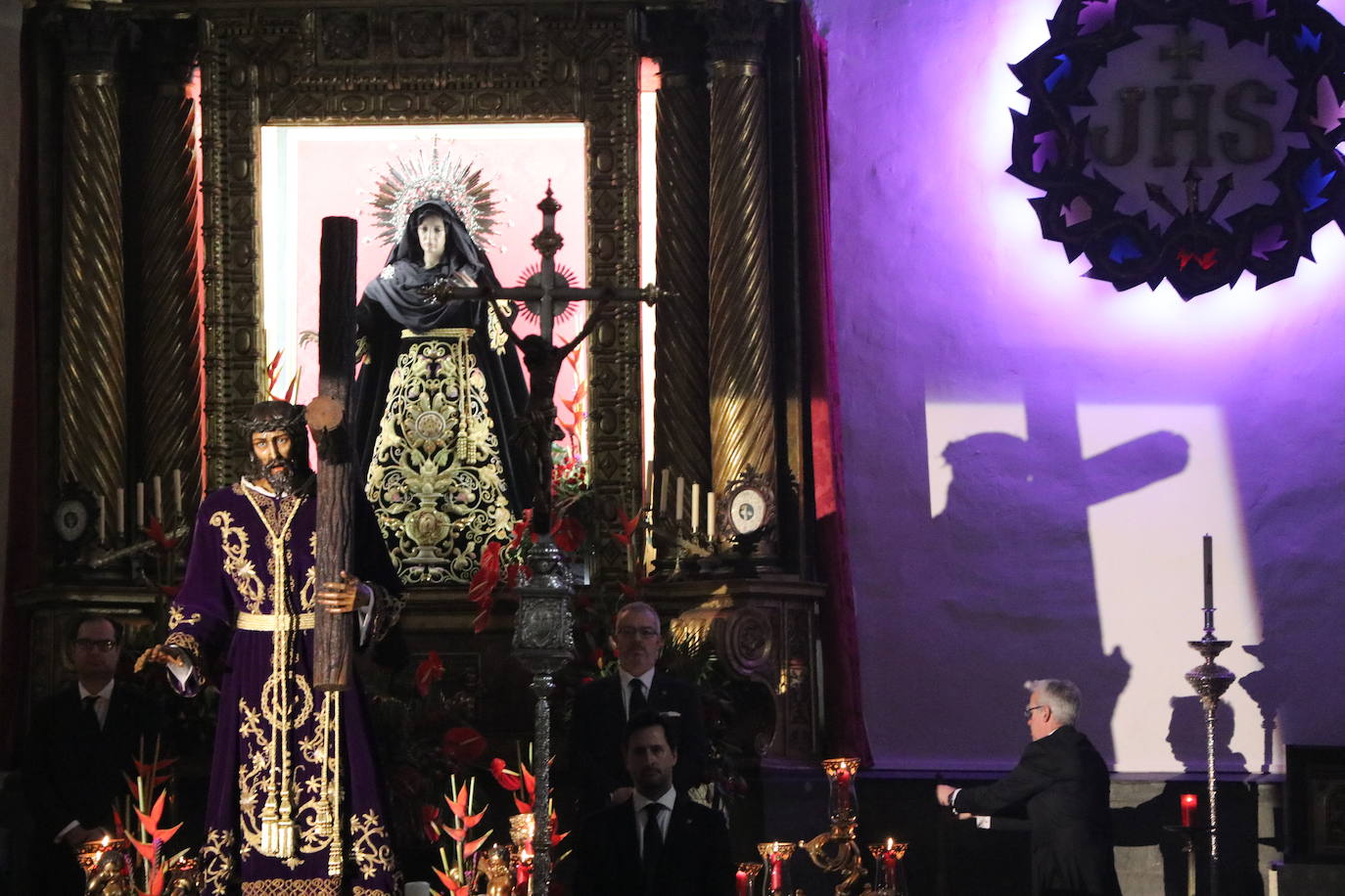 Acto de besapié a la figura de Nuestro Padre Jesús Nazareno en la capilla de Santa Nonia de León.