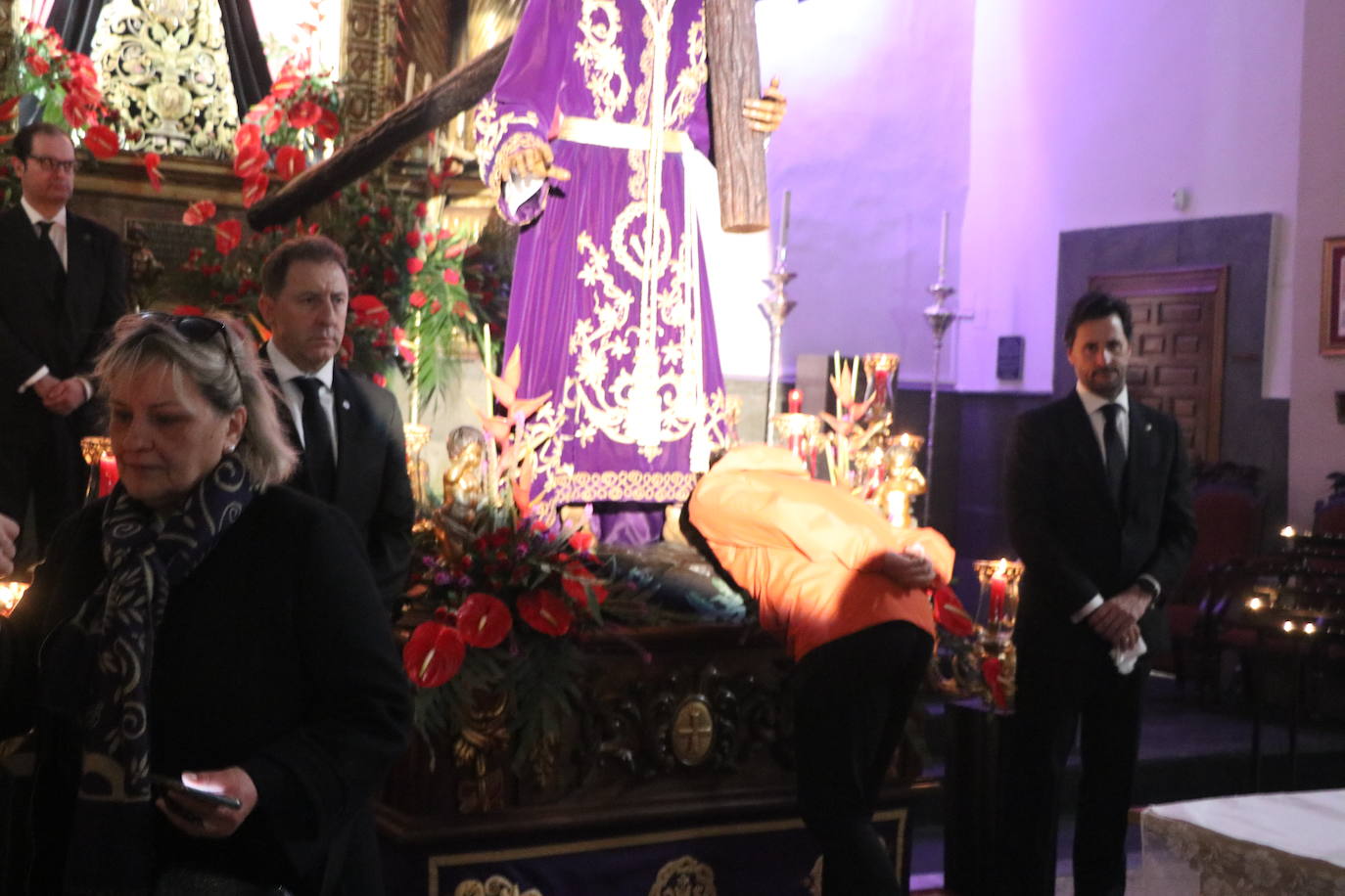 Acto de besapié a la figura de Nuestro Padre Jesús Nazareno en la capilla de Santa Nonia de León.