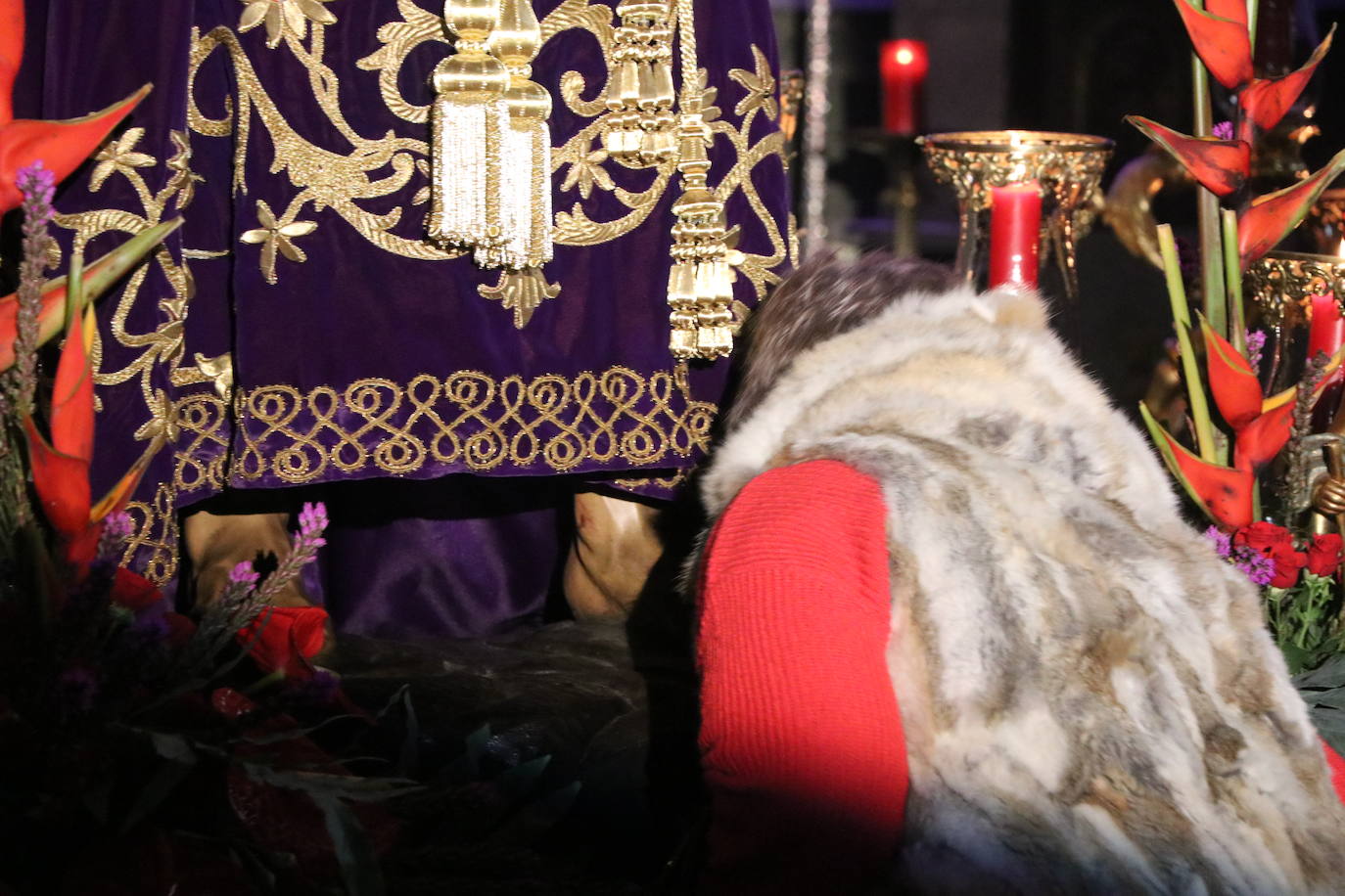 Acto de besapié a la figura de Nuestro Padre Jesús Nazareno en la capilla de Santa Nonia de León.