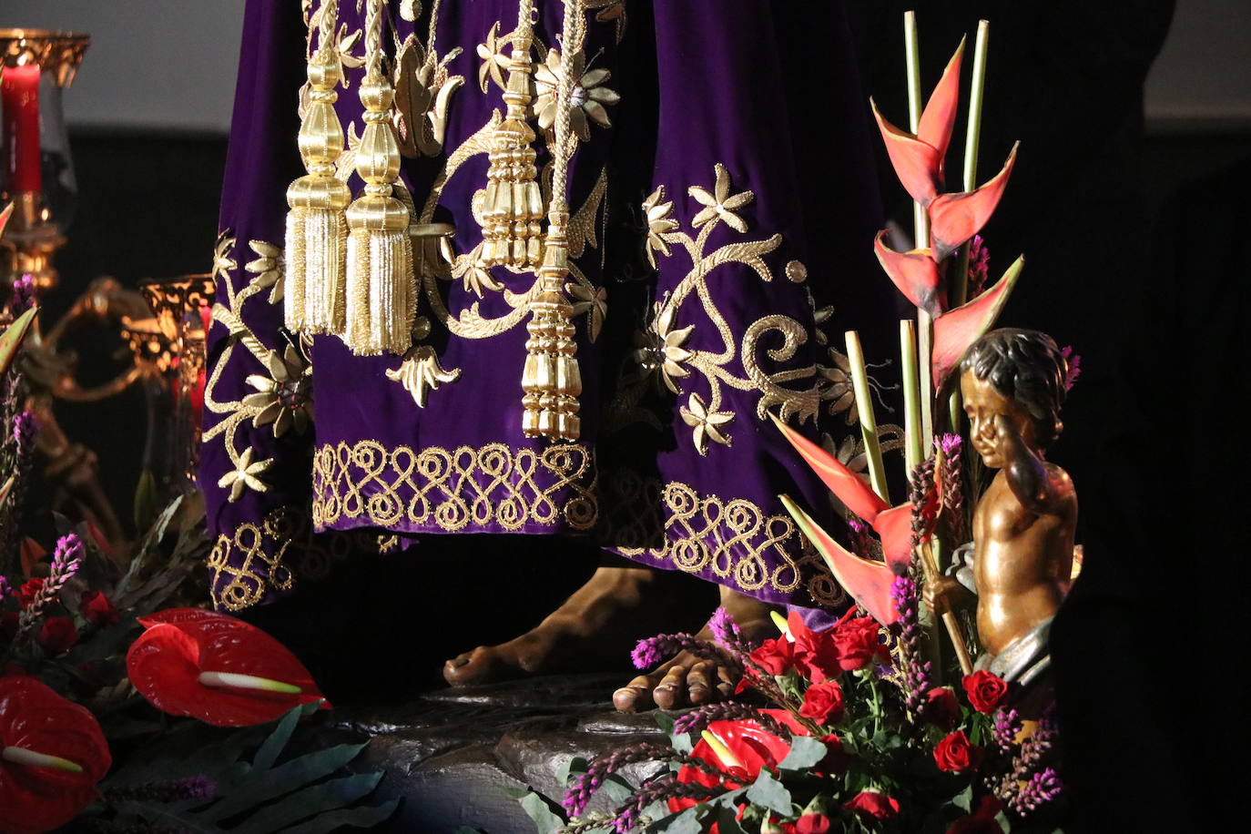 Acto de besapié a la figura de Nuestro Padre Jesús Nazareno en la capilla de Santa Nonia de León.