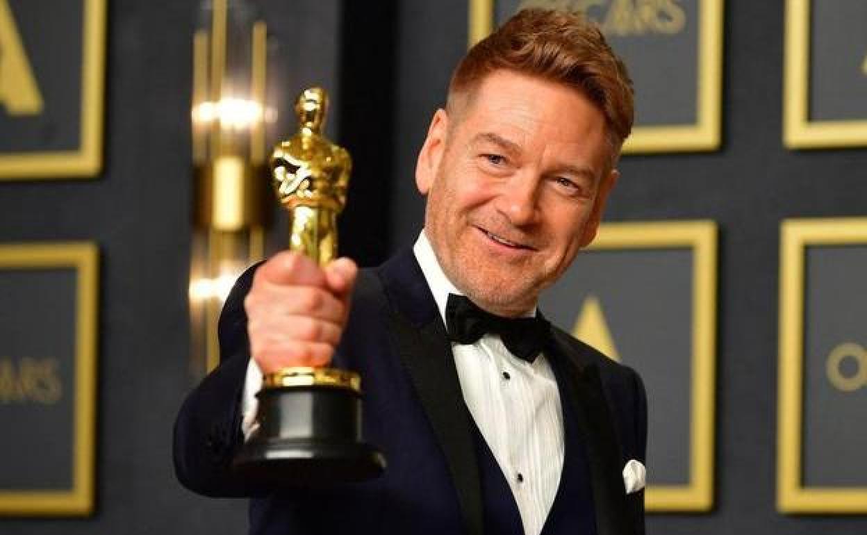 Kenneth Branagh posa con el Oscar a mejor guion original por 'Belfast'.