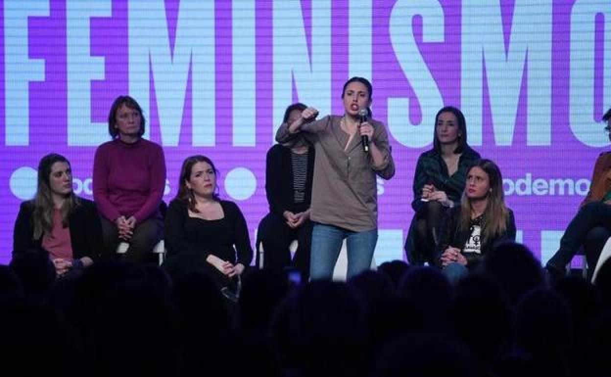 La ministra de Igualdad, Irene Montero, interviene en el encuentro feminista este sábado.