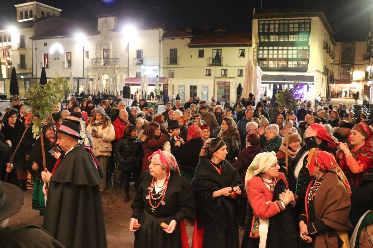 La Asociación Cultural Aguzo ha vuelto un año más a celebrar su tradicional 'ronda leonesa' en la que, en forma de canción, llaman a la primavera.