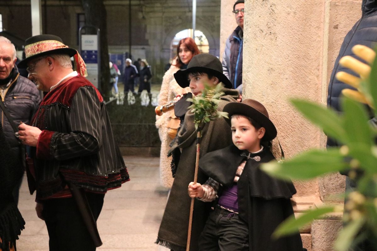 La Asociación Cultural Aguzo ha vuelto un año más a celebrar su tradicional 'ronda leonesa' en la que, en forma de canción, llaman a la primavera.