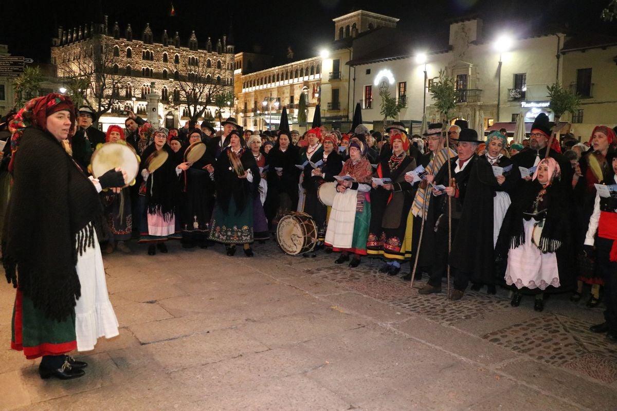 La Asociación Cultural Aguzo ha vuelto un año más a celebrar su tradicional 'ronda leonesa' en la que, en forma de canción, llaman a la primavera.