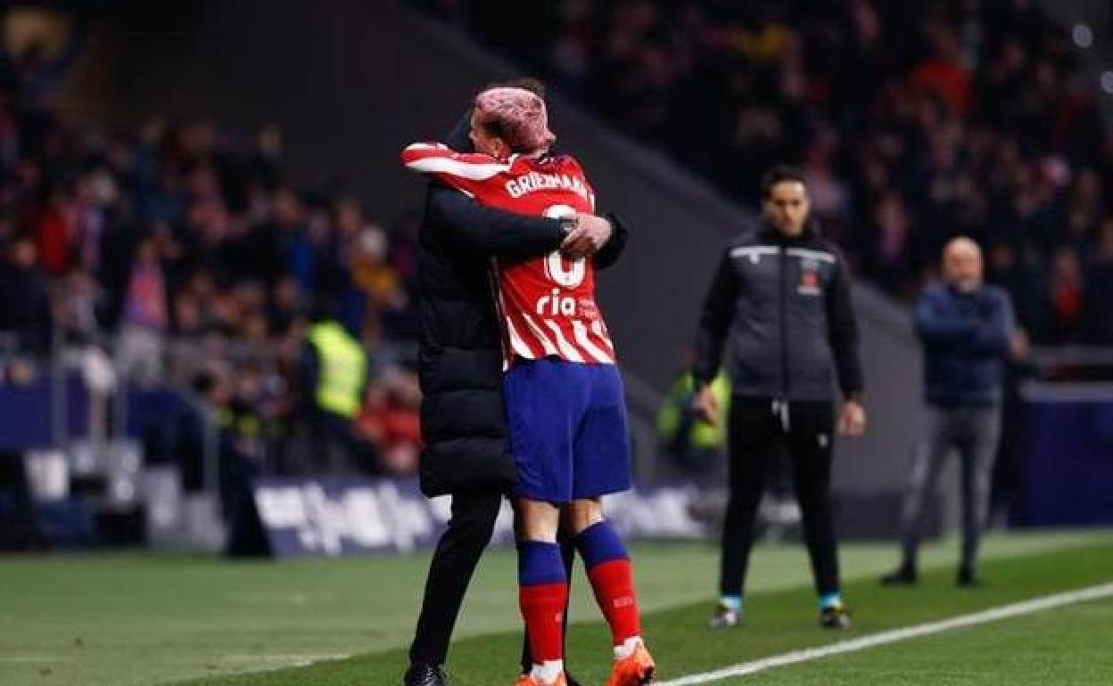 La imagen del abrazo entre Griezmann y Simeone