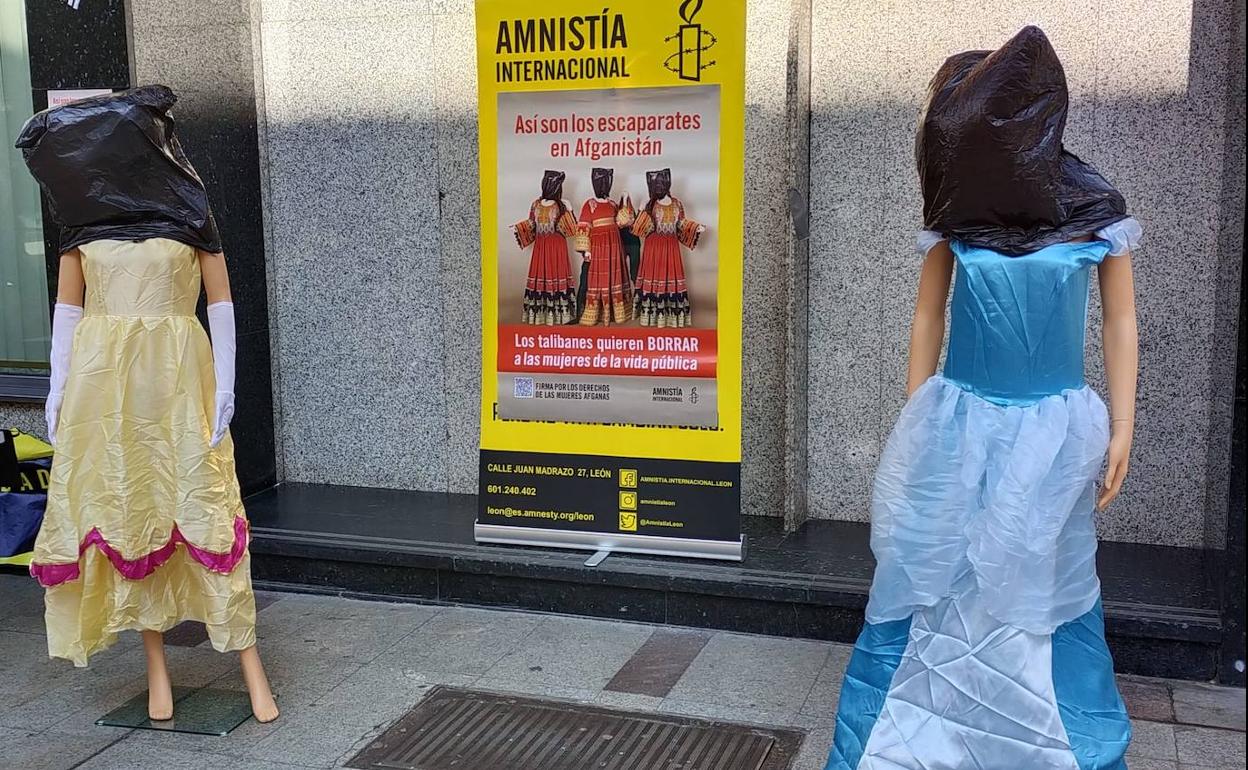 Dos maniquies con la cabeza tapada representando a las mujeres afganas.