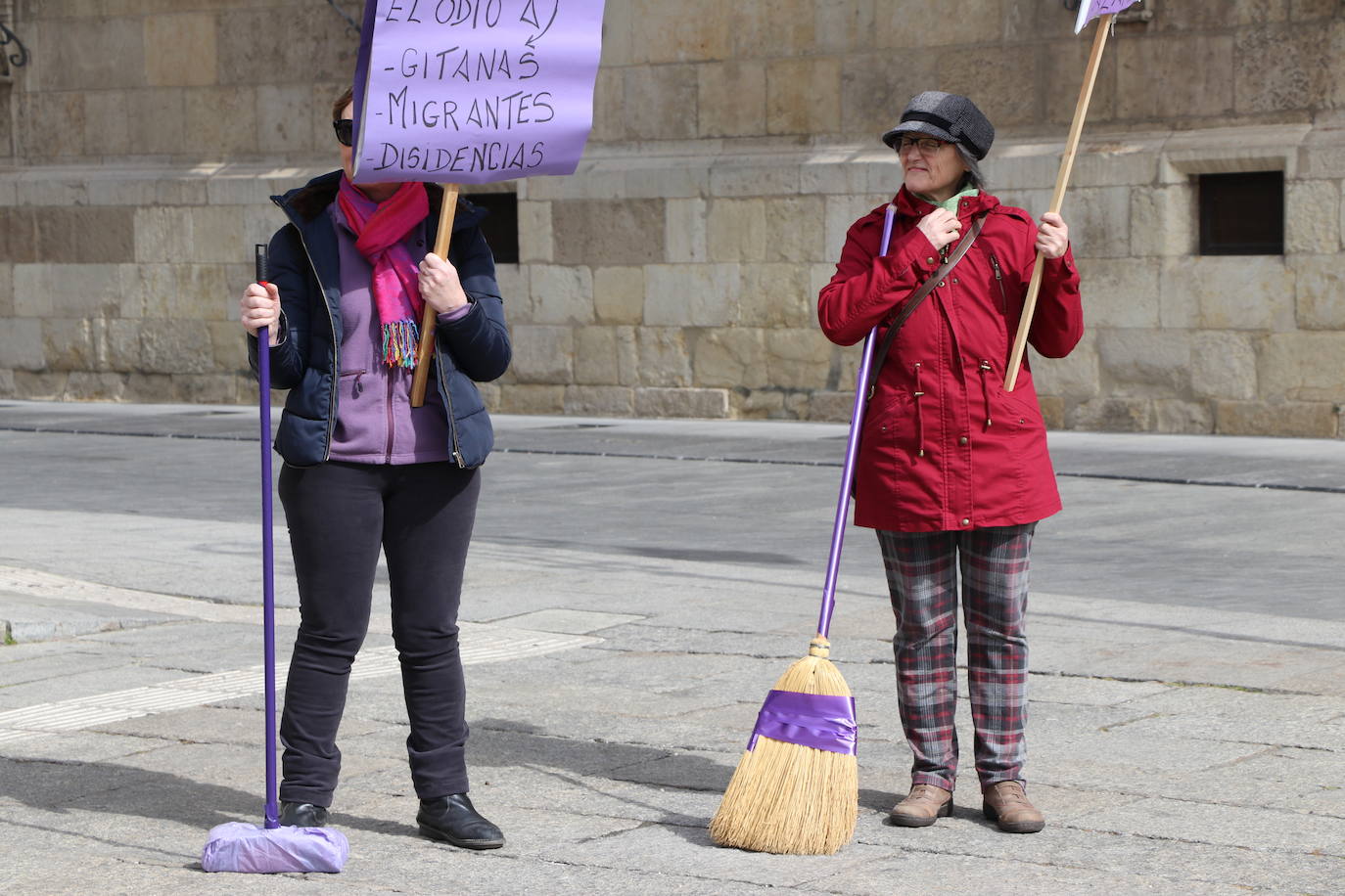 Un grupo de personas se citan en Botines con escobas y pancartas..