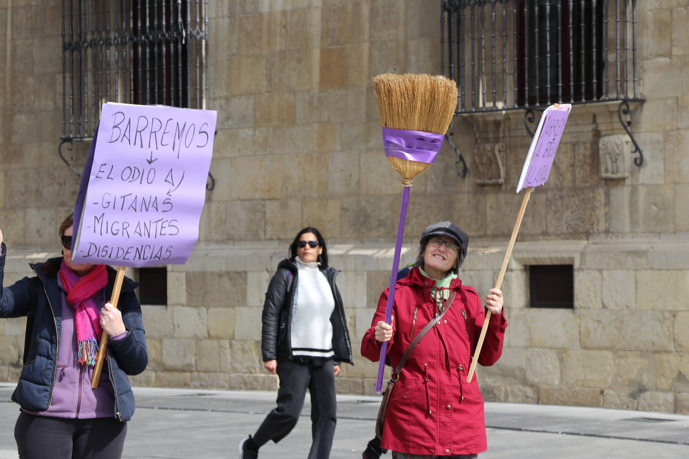 Un grupo de personas se citan en Botines con escobas y pancartas..