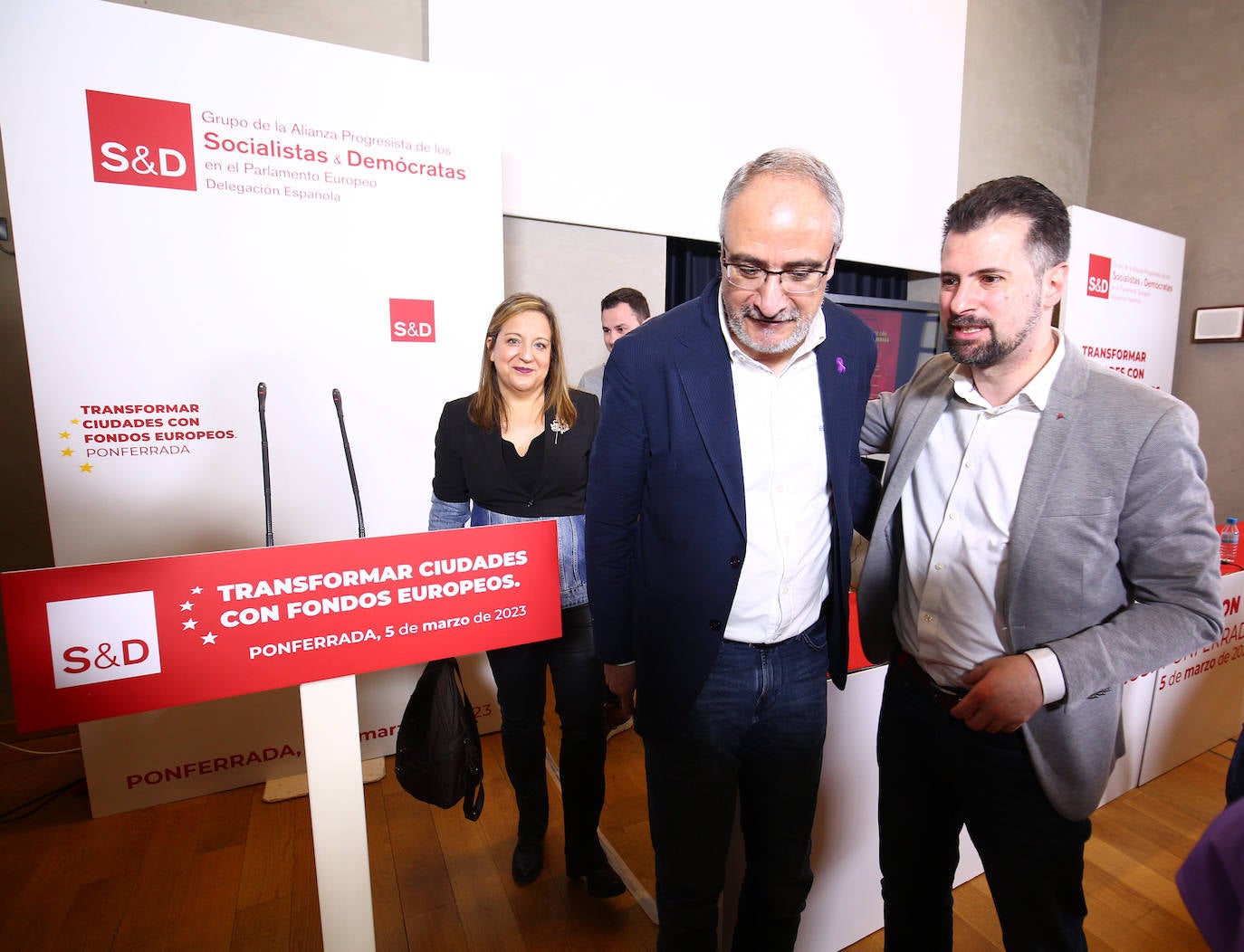 El secretario general del PSOECyL, Luis Tudanca (D) junto a la presidenta de los Socialdemócratas Europeos, Iratxe García, y alcalde de Ponferrada, Olegario Ramón (C), durante la jornada 'Transformar ciudades con fondos europeos'', que se celebra en Ponferrada.