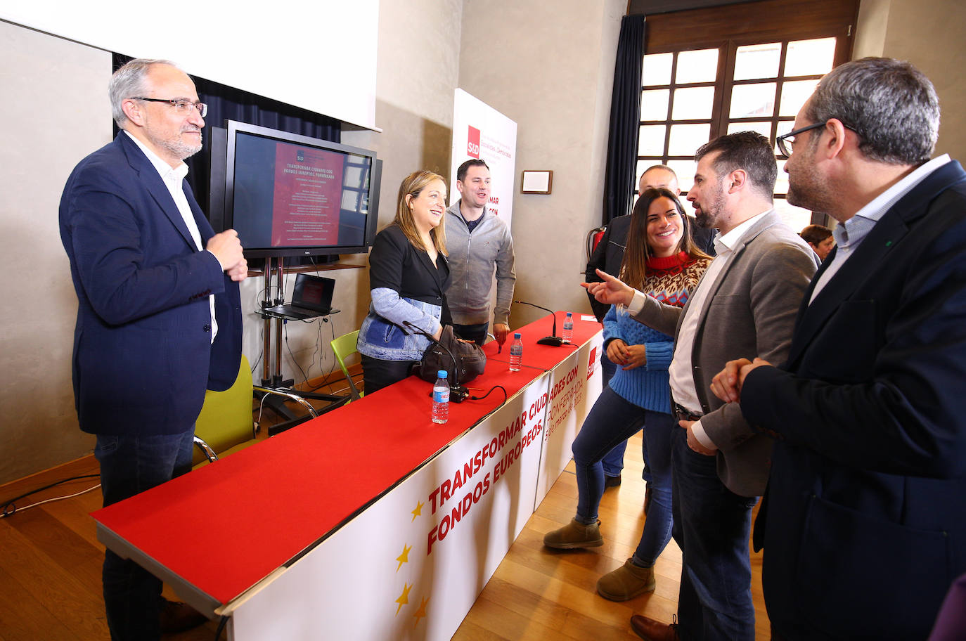 El secretario general del PSOECyL, Luis Tudanca (D) junto a la presidenta de los Socialdemócratas Europeos, Iratxe García, y alcalde de Ponferrada, Olegario Ramón (C), durante la jornada 'Transformar ciudades con fondos europeos'', que se celebra en Ponferrada.