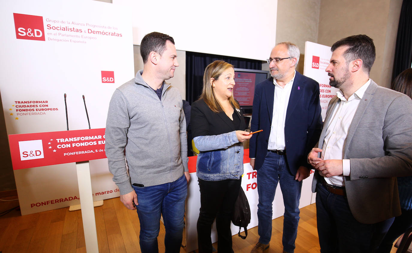 El secretario general del PSOECyL, Luis Tudanca (D) junto a la presidenta de los Socialdemócratas Europeos, Iratxe García, y alcalde de Ponferrada, Olegario Ramón (C), durante la jornada 'Transformar ciudades con fondos europeos'', que se celebra en Ponferrada.