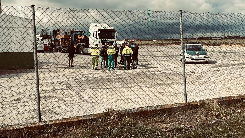 Fallece un trabajador en Salamanca al caer sobre él las patas de la góndola de un camión.