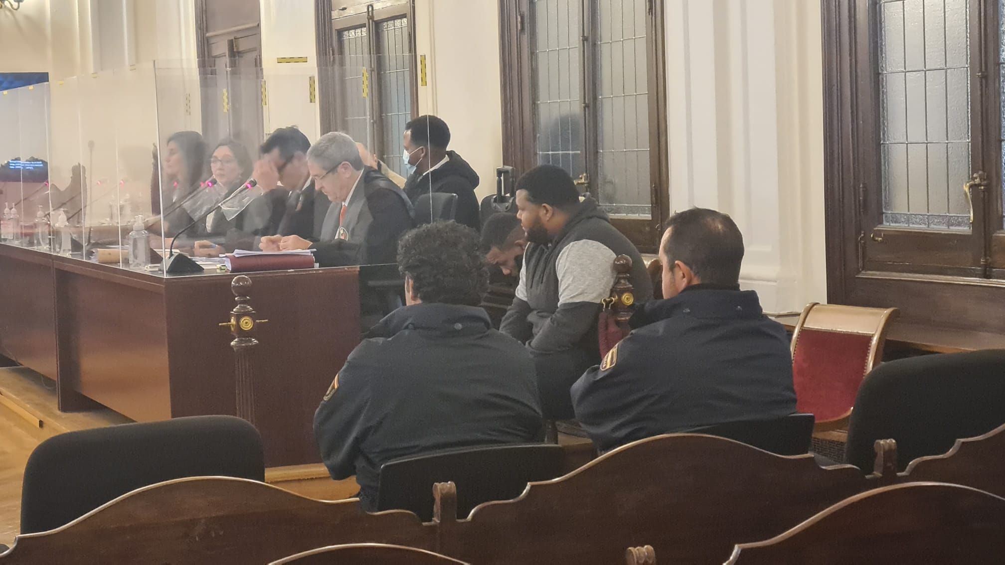 La muerte de Dawry contó con «un plan para matar» y un único disparo acabó con la vida del joven en León. La fiscalía solicita 14 años de prisión por homicidio para los cuatro acusados, pena que la acusación particular eleva a 15 años, además de 18 meses para el presunto autor material del crimen por tenencia ilícita de armas. Las defensas exigen la libre absolución de sus clientes.