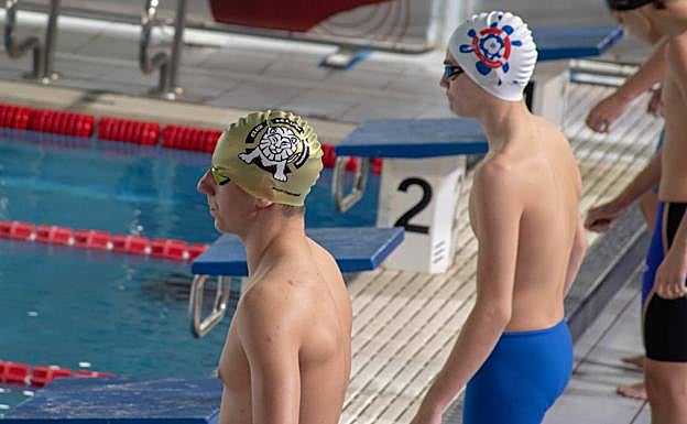 Javier Frade, con gorro dorado, antes del inicio de la prueba. 