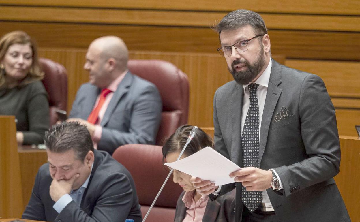 El procurador berciano de la formación leonesista, José Ramón García, al consejero de Sanidad, Alejandro Vázquez, durante su intervención. 