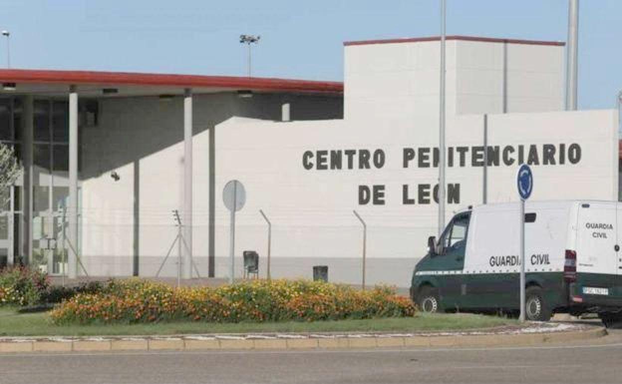 Un furgón de la Guardia Civil accede al interior de la prisión de León, en Mansilla de las Mulas. 