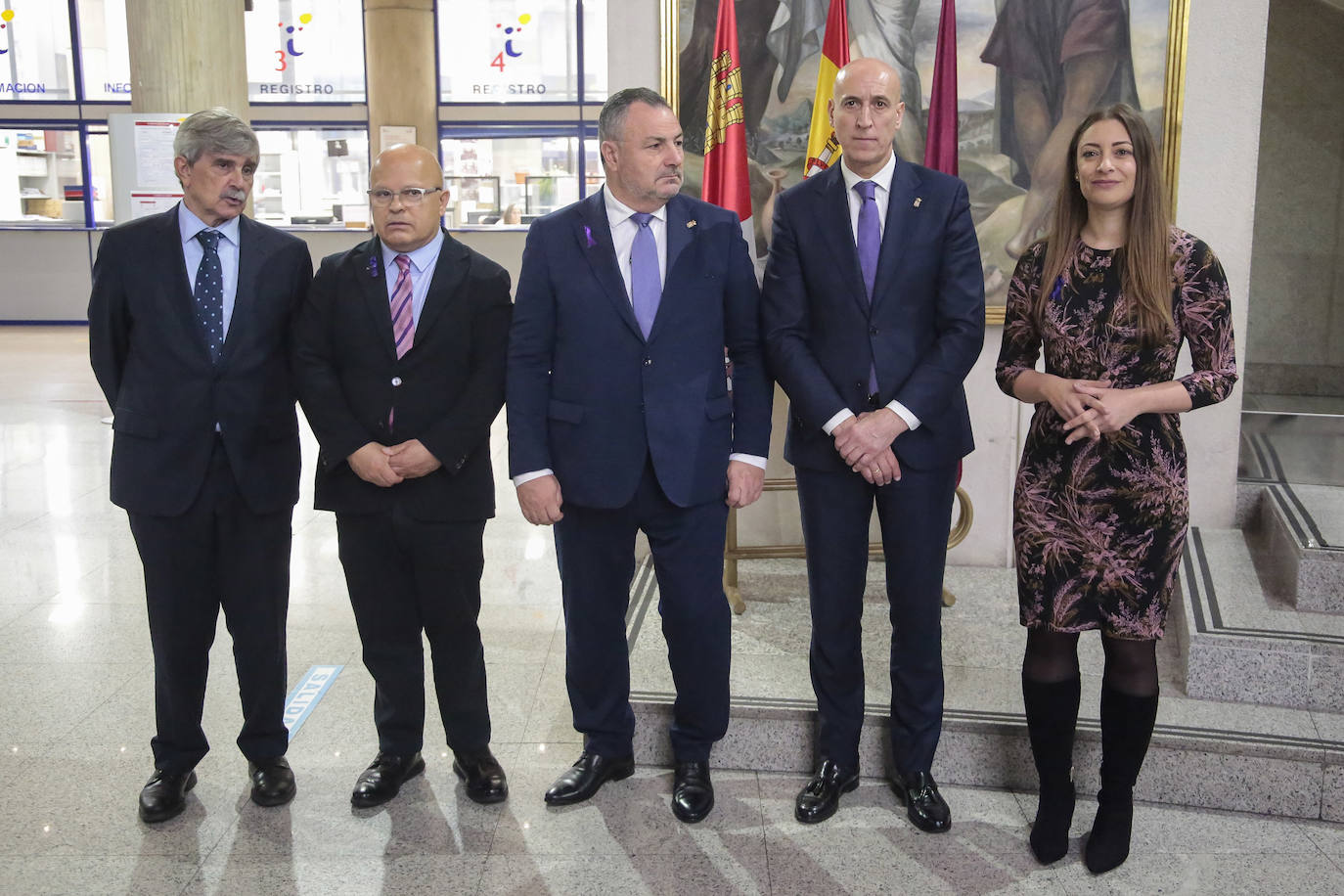 Los representantes civiles y militares de la sociedad leonesa se concentran en la delegación de la Junta por el 8M