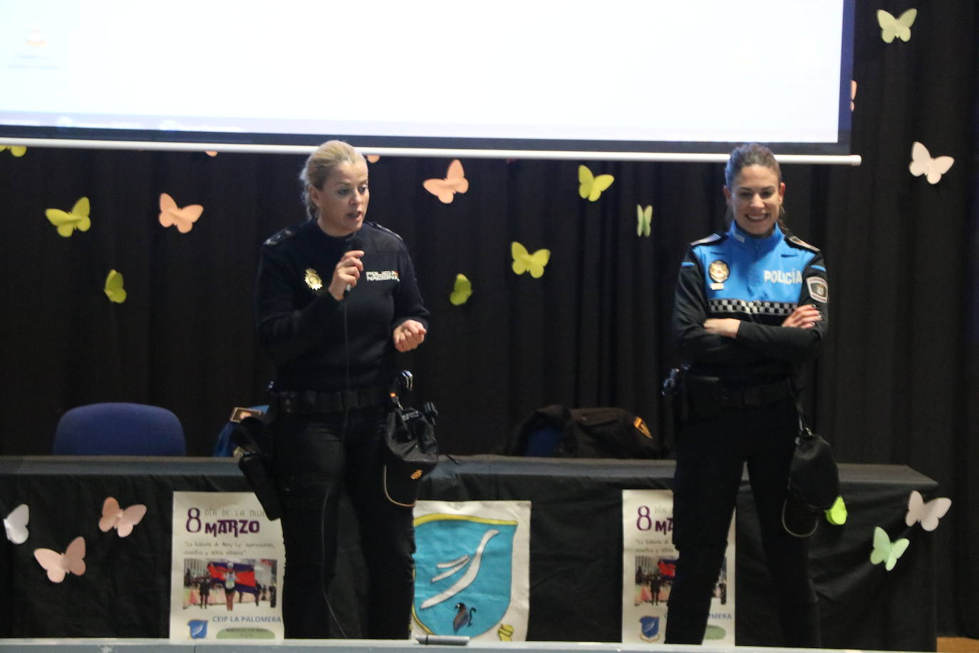 Una policía local, una guardia civil y una policía nacional se citan en el Colegio La Palomera este 8 de marzo para compartir con los más pequeños de León que las mujeres «lo podemos hacer todo».