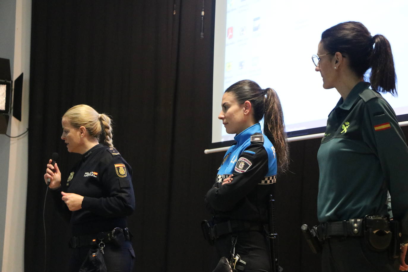 Una policía local, una guardia civil y una policía nacional se citan en el Colegio La Palomera este 8 de marzo para compartir con los más pequeños de León que las mujeres «lo podemos hacer todo».