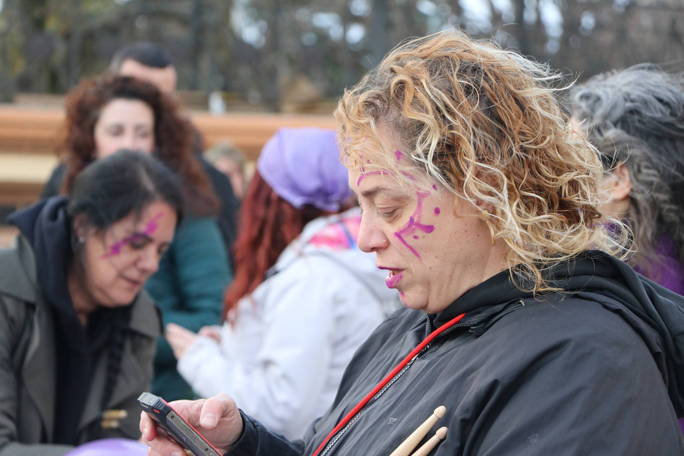 Una nutrida manifestación recorre las calles de León con diferentes plataformas, partidos políticos y sindicatos..