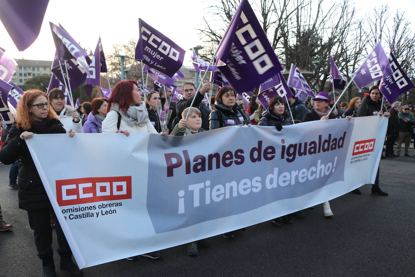 Una nutrida manifestación recorre las calles de León con diferentes plataformas, partidos políticos y sindicatos..