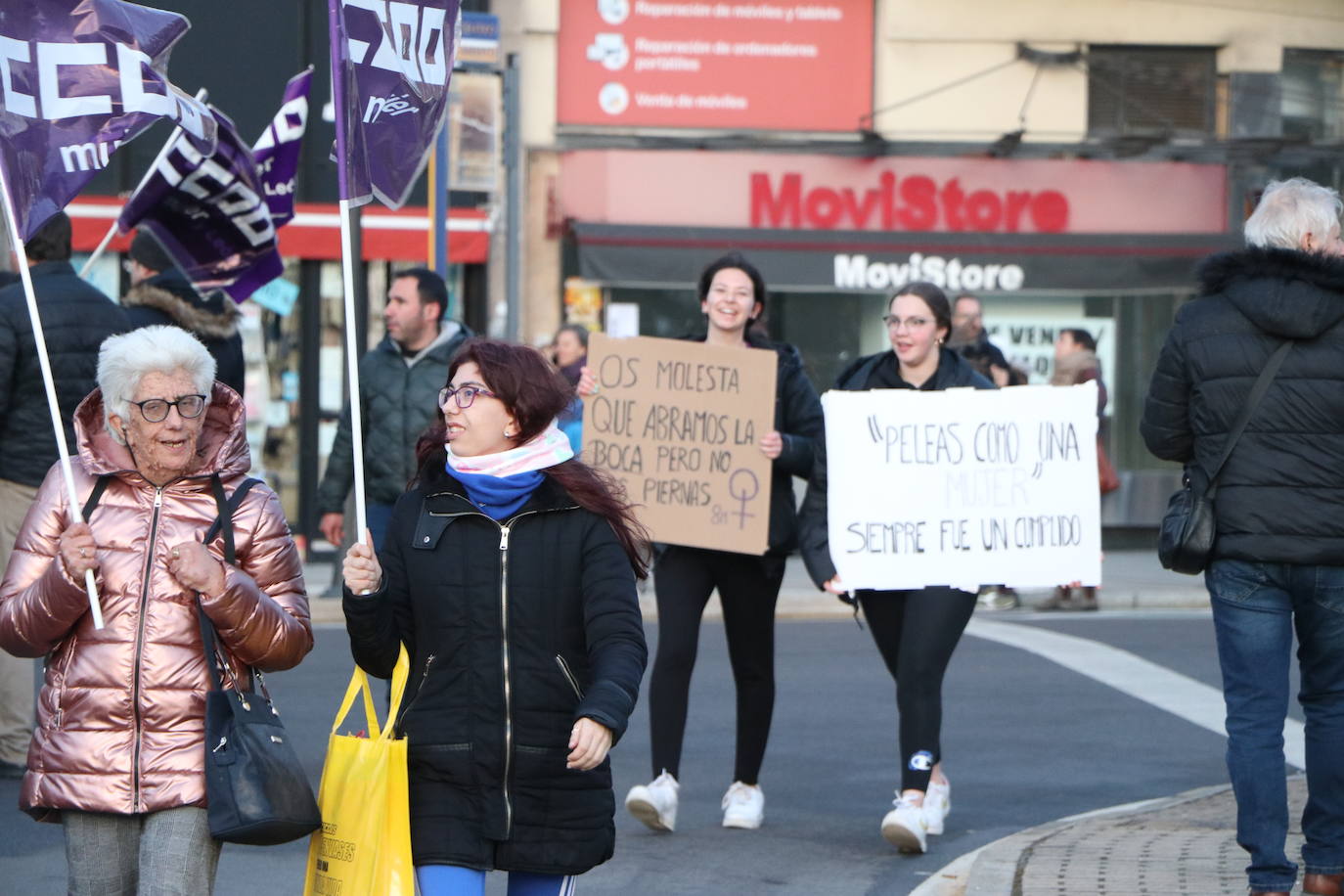 Una nutrida manifestación recorre las calles de León con diferentes plataformas, partidos políticos y sindicatos..