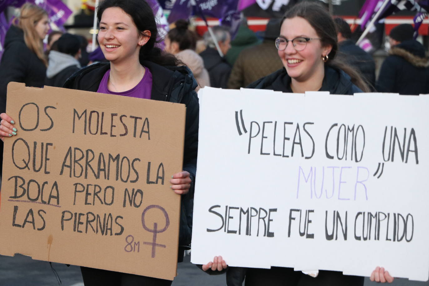 Una nutrida manifestación recorre las calles de León con diferentes plataformas, partidos políticos y sindicatos..