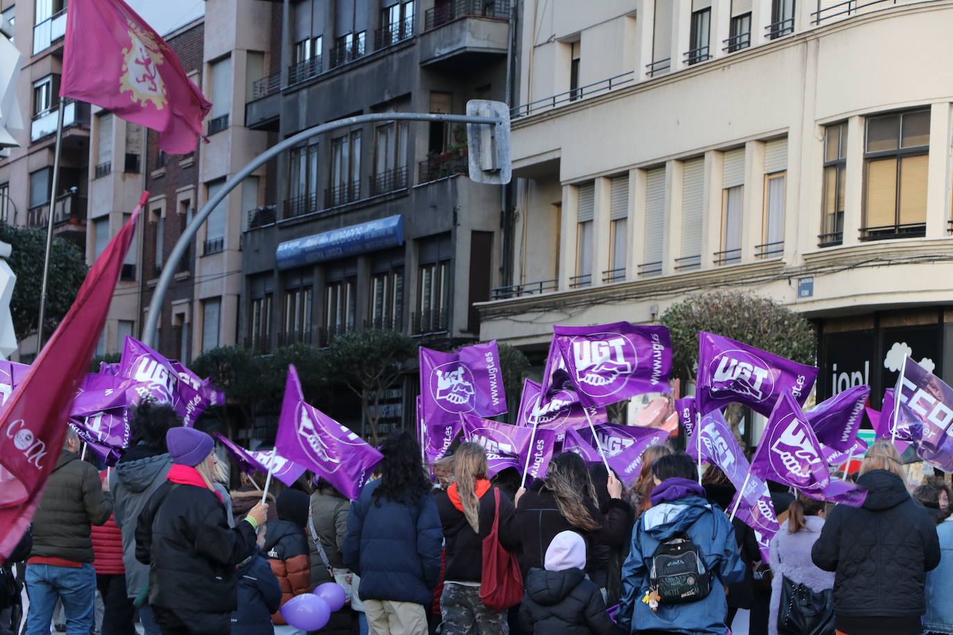 Una nutrida manifestación recorre las calles de León con diferentes plataformas, partidos políticos y sindicatos..