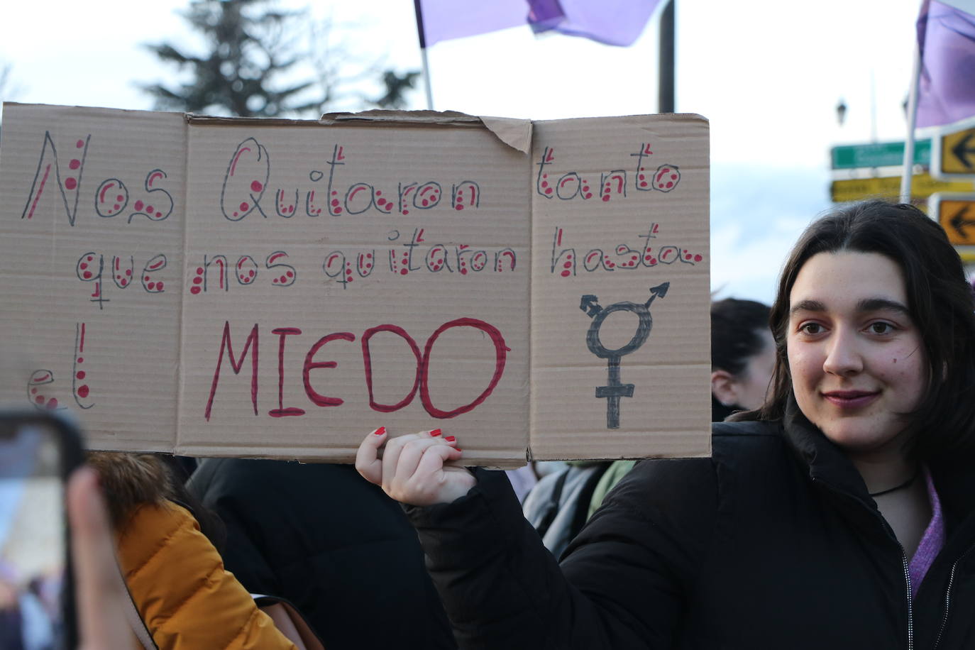 Una nutrida manifestación recorre las calles de León con diferentes plataformas, partidos políticos y sindicatos..