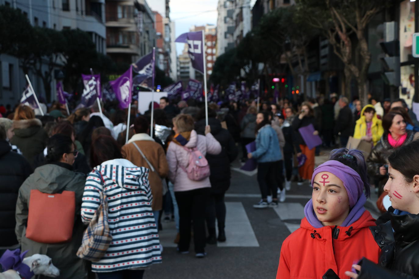 Una nutrida manifestación recorre las calles de León con diferentes plataformas, partidos políticos y sindicatos..