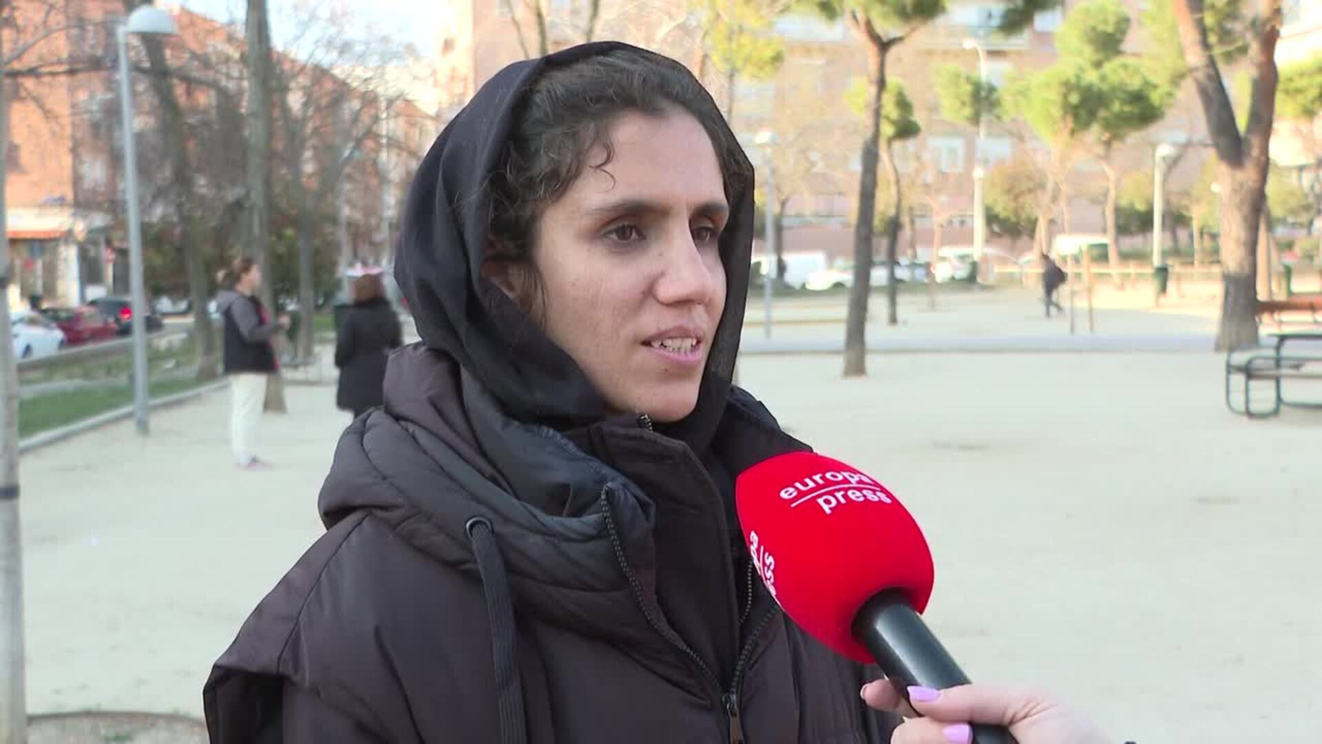 Arezo Rahimi, refugiada afgana: "Vivimos tres personas en una habitación muy pequeña"