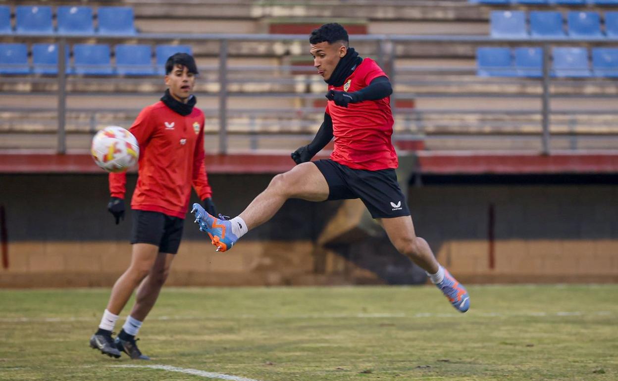 Los jugadores del Athletic, este martes, durante su sesión de entrenamiento en León. 