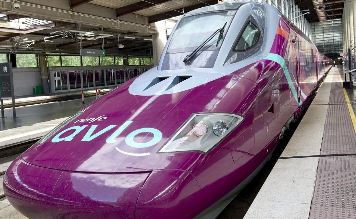 Un tren Avlo, en la estación de Chamartín. 