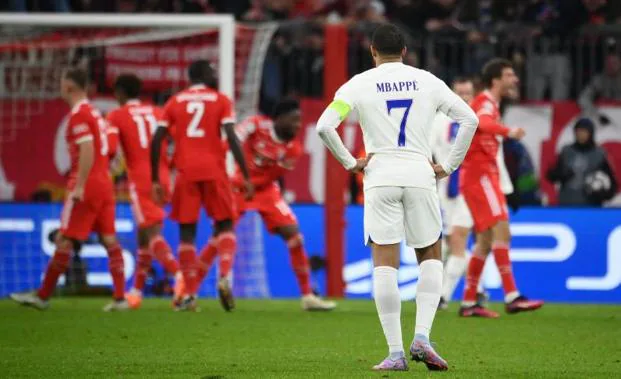 Mbappé observa abatido cómo los jugadores del Bayern celebran un gol en el Allianz Arena./Franck Fife (Afp)