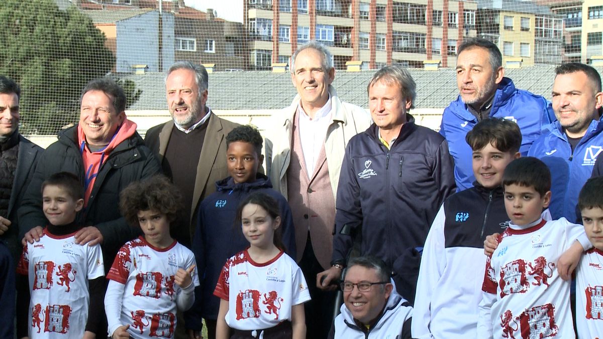 El exfutbolista, Eusebio Sacristán, ha visitado junto a Carlos Pollán, presidente de las Cortes de Castilla y León, la fundación que lleva su nombre en León.