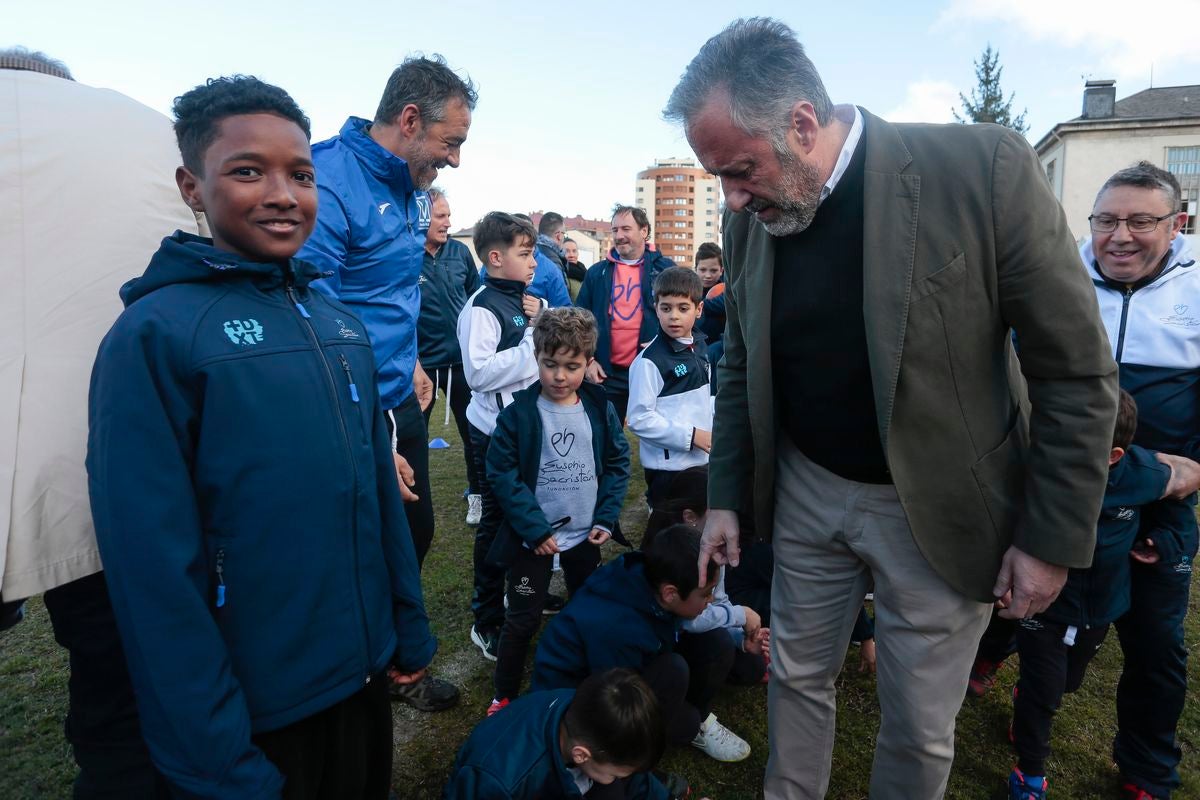 El exfutbolista, Eusebio Sacristán, ha visitado junto a Carlos Pollán, presidente de las Cortes de Castilla y León, la fundación que lleva su nombre en León.