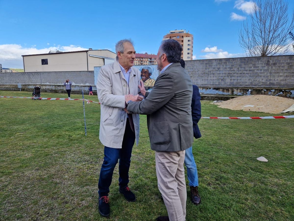 El exfutbolista, Eusebio Sacristán, ha visitado junto a Carlos Pollán, presidente de las Cortes de Castilla y León, la fundación que lleva su nombre en León.