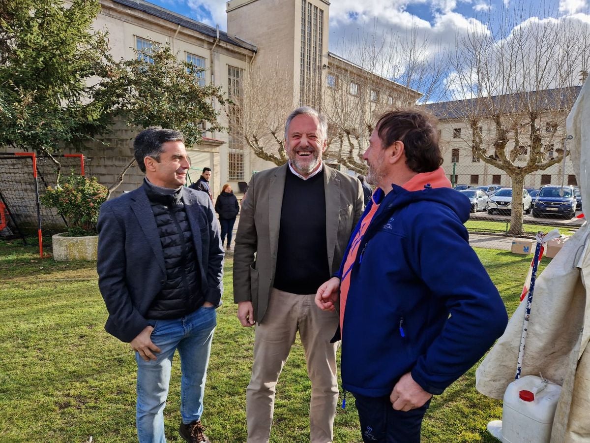 El exfutbolista, Eusebio Sacristán, ha visitado junto a Carlos Pollán, presidente de las Cortes de Castilla y León, la fundación que lleva su nombre en León.