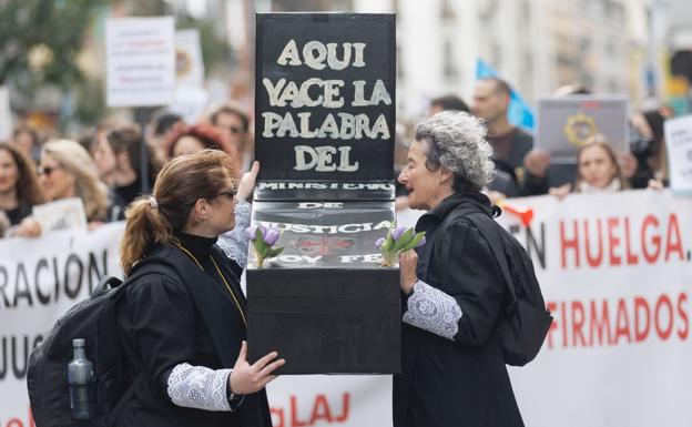 Centenares de Letrados de la Administración de Justicia (LAJ) ataviados con togas se han manifestado este jueves en Madrid en el marco de la huelga indefinida que empezaron el pasado 24 de enero en busca de mejoras salariales. 