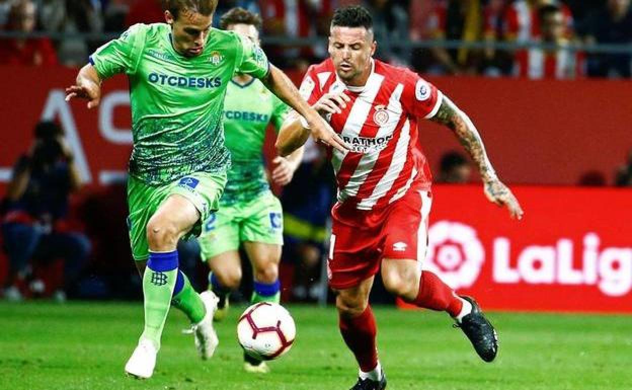 Aday Benítez (d), durante un partido con el Girona en Primera.