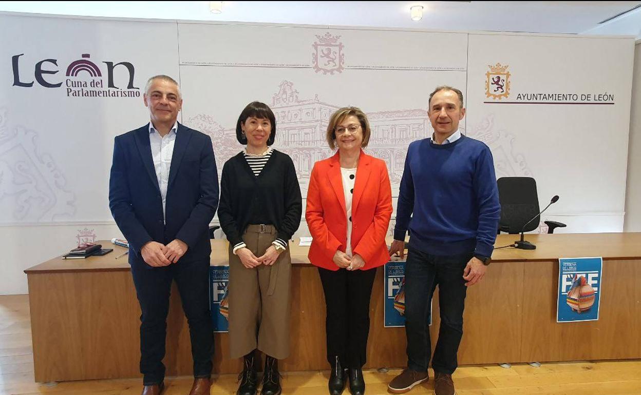 La concejala de Acción y Promoción Cultural del Ayuntamiento de León, Evelia Fernández, junto a Isidoro Martínez, vicerrector de Responsabilidad Social, Cultural y Deportes de la ULE; César Ordóñez, director del Área de Actividades Culturales de la ULE; y Magalí Labarta, coordinadora de la Feria de Editores Emergentes 2023