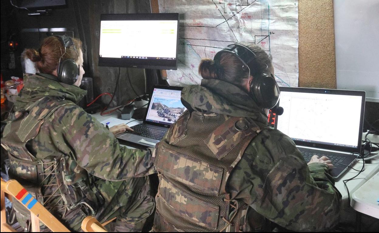 Operadoras durante los ejercicios en la base Conde de Gazola. 