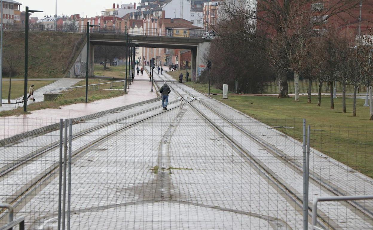 Imagen del tramo urbano de Feve bloqueado al paso de los trenes. 