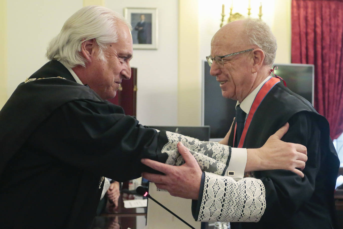 El presidente del Tribunal Superior de Justicia de Castilla y León, José Luis Concepción, preside el acto de imposición de condecoraciones de la Orden de San Raimundo de Peñafort a magistrados de la Audiencia Provincial de León. En la imagen, recibe la Cruz de Honor el ex presidente de la Audiencia Provincial de León, Manuel García Prada